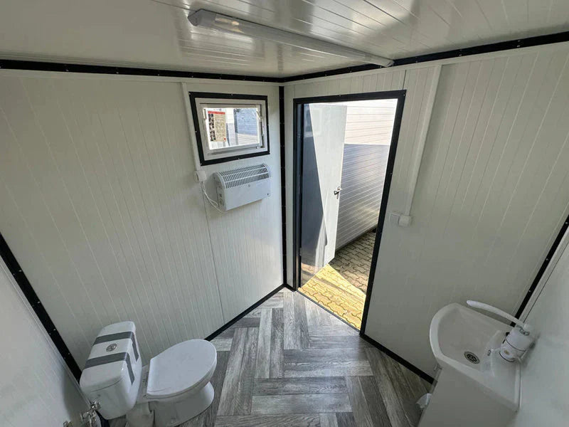 SANITÄRCONTAINER 2,00 x 2,00 M MIT TOILETTE UND URINAR